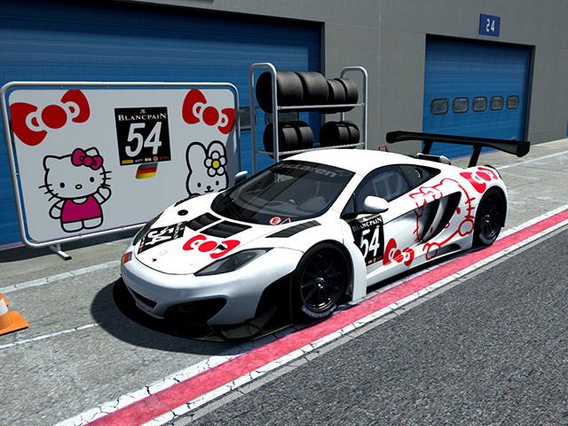 Единственный в мире Hello Kitty McLaren на гоночном треке